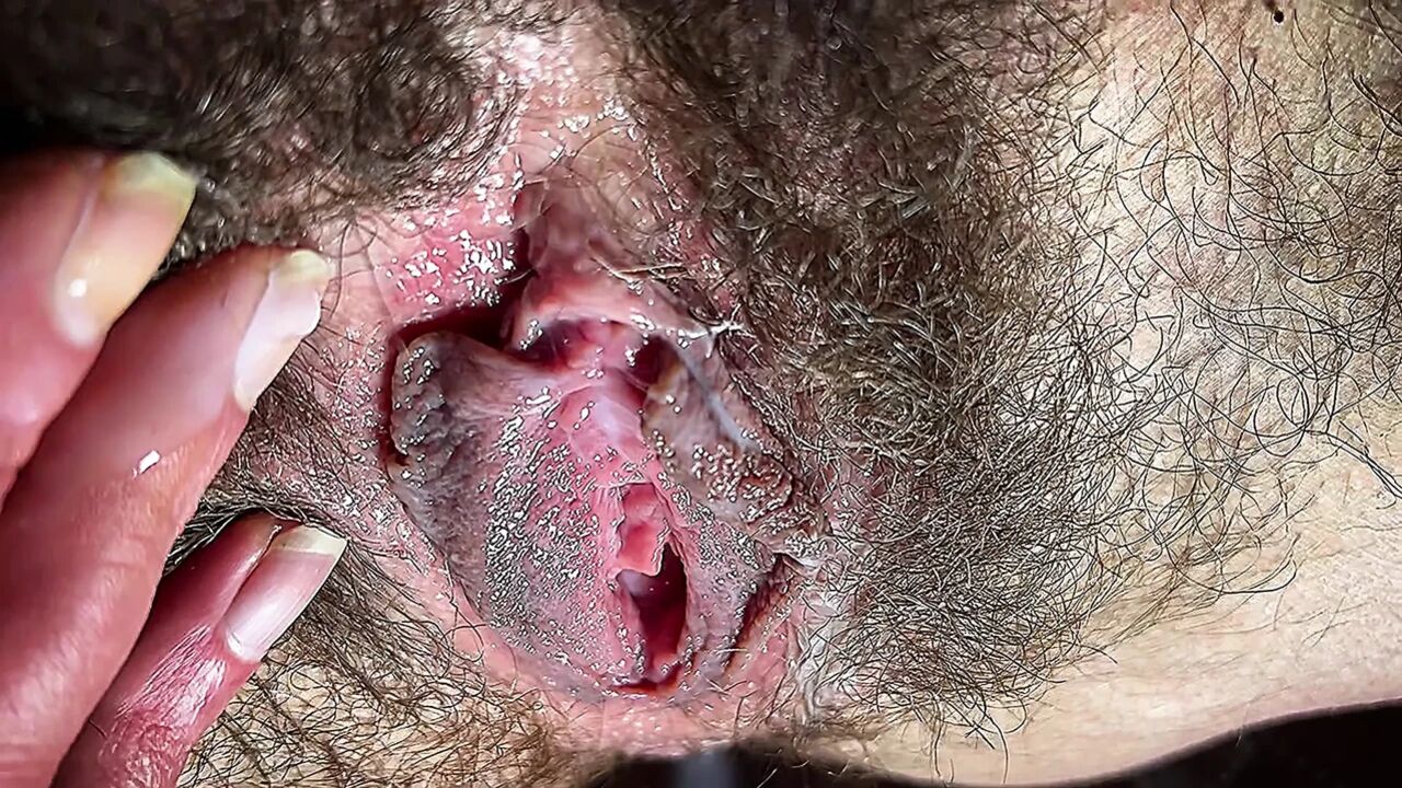 Juicy mom with close-up of her naughty hairy