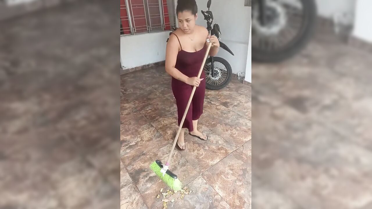 Talking to My Wife While Cleaning the House, I Ask Her to Suck My Cock and the Situation Ends Comically