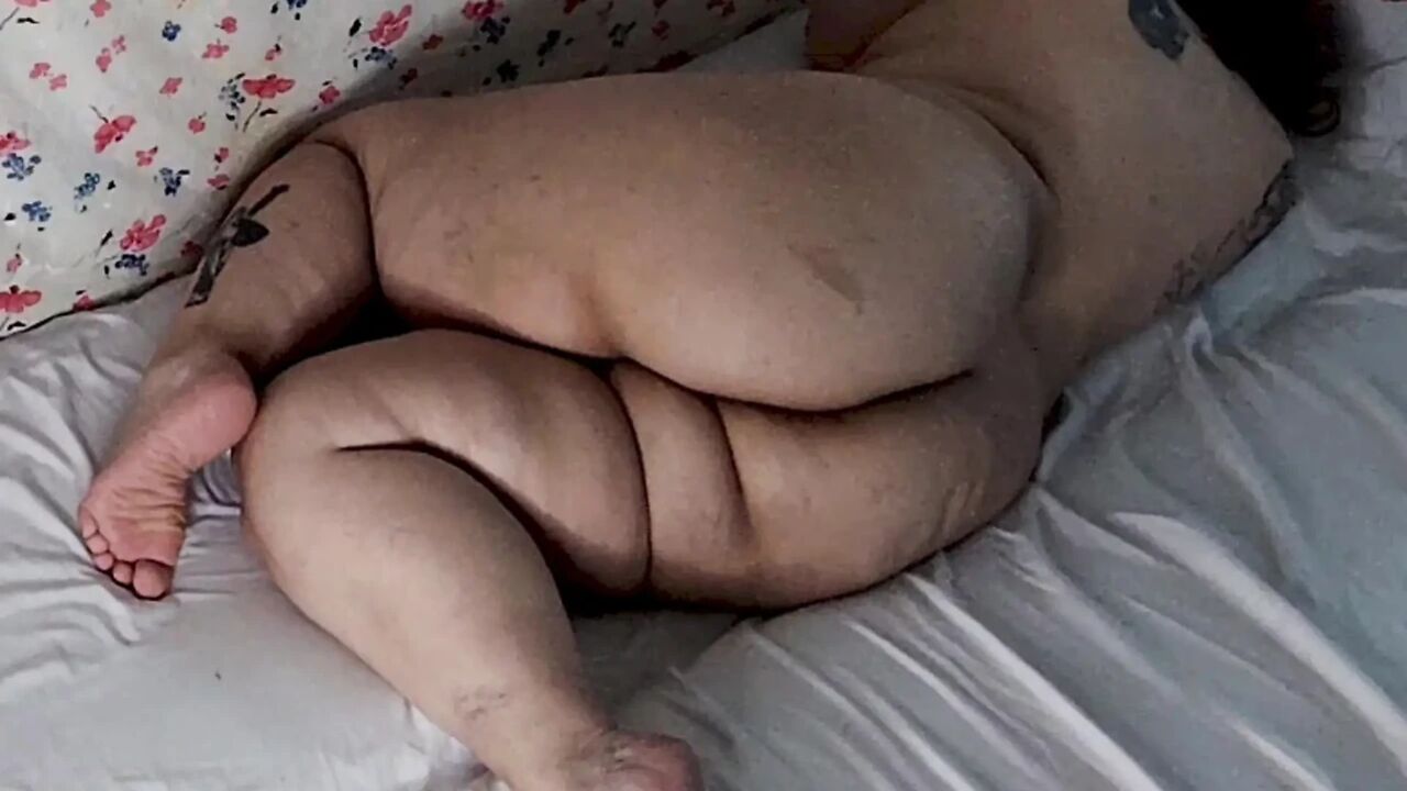 Mature married women gets ready to breed with BBC at her house. Husband watches