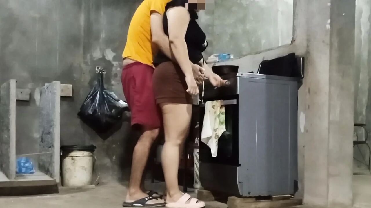 Single mom was going to make dinner but her best friend seduces her to her hard, real homemade sex