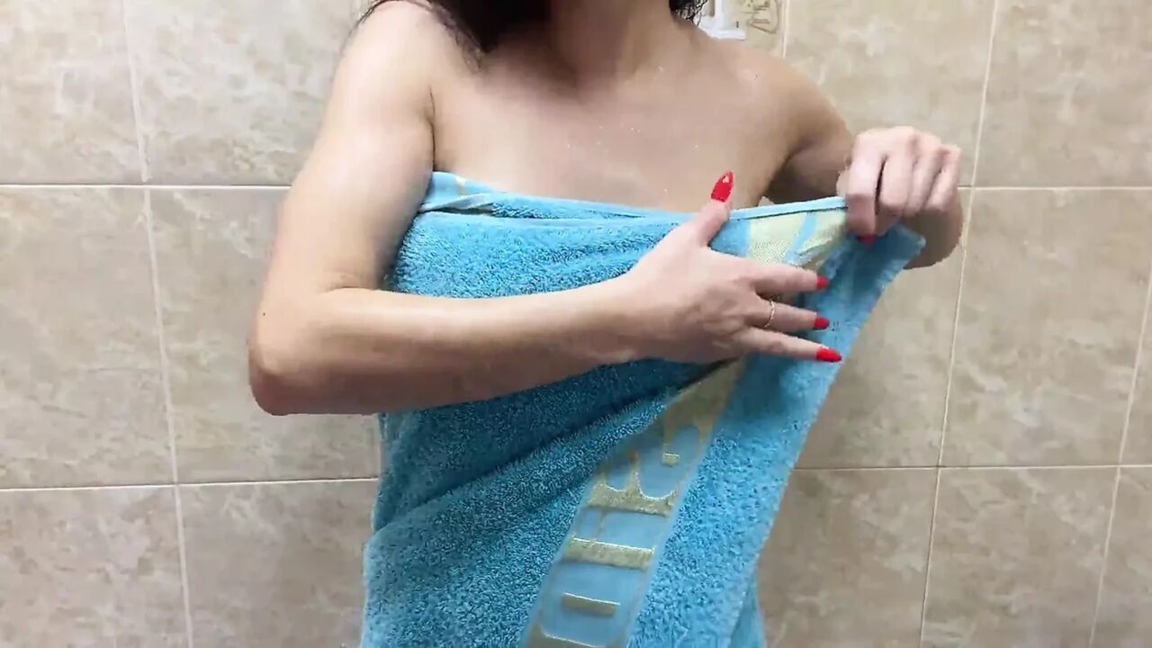 Stepmom with big tits bathes in the bathroom