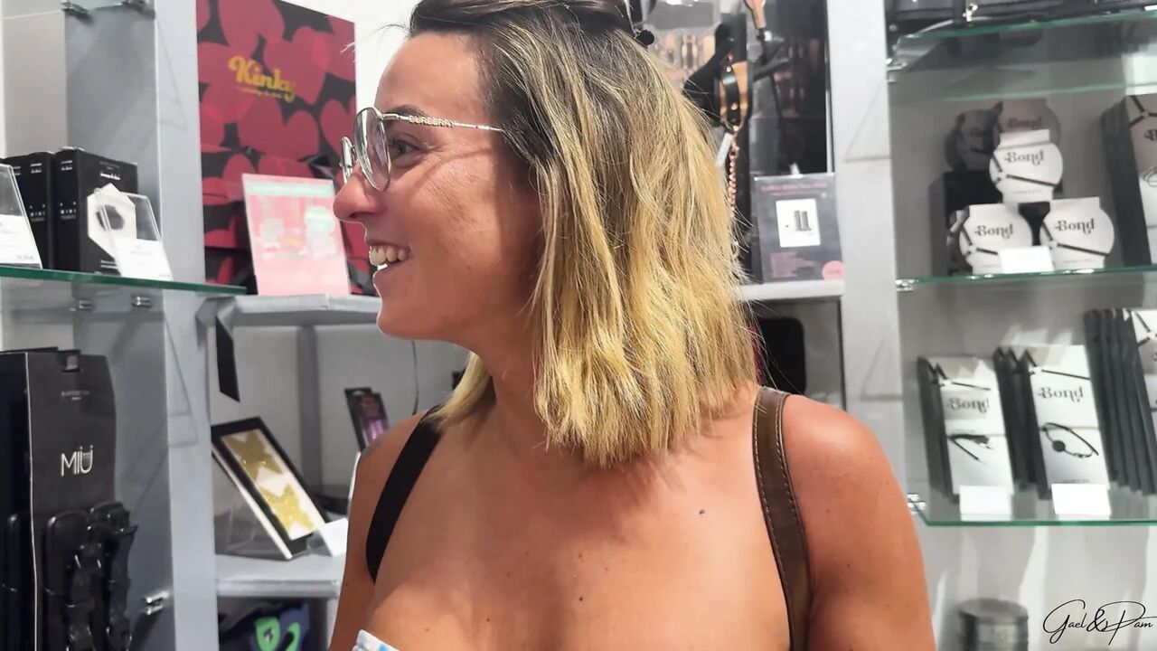A Day with La Pam: I Try Out a Suction Cup Dildo