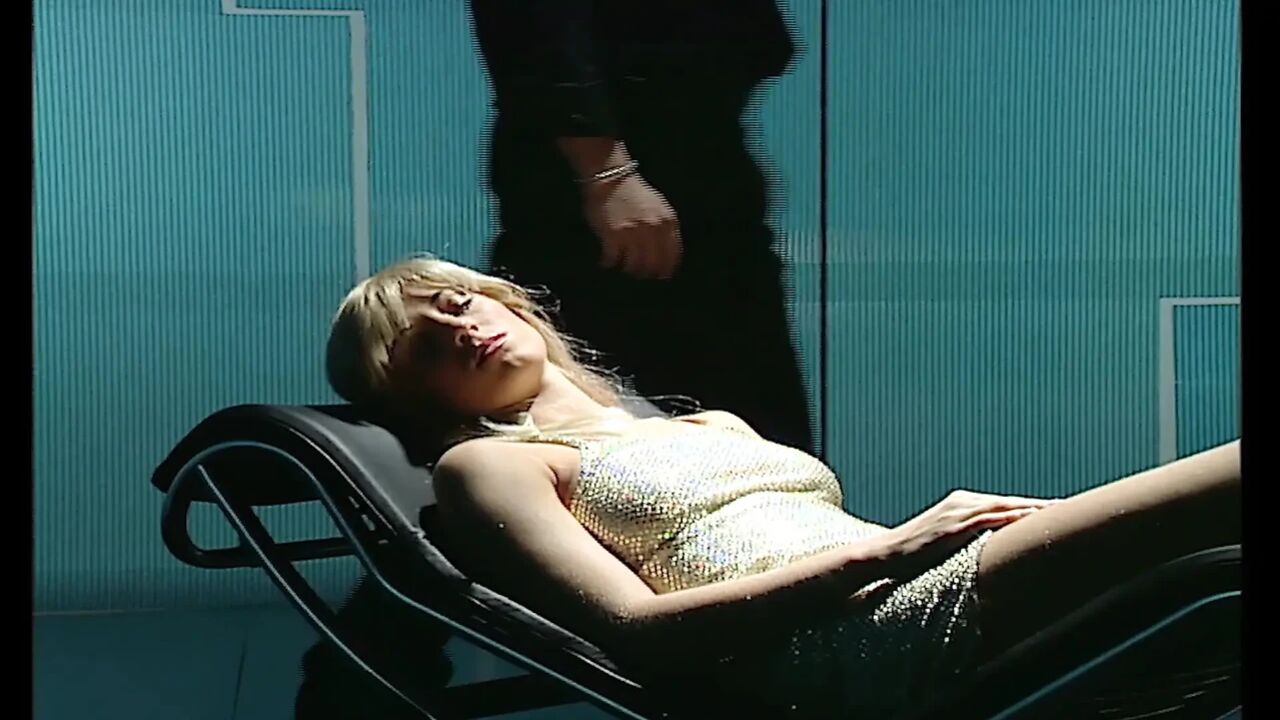 Beautiful blonde gets her ass broken