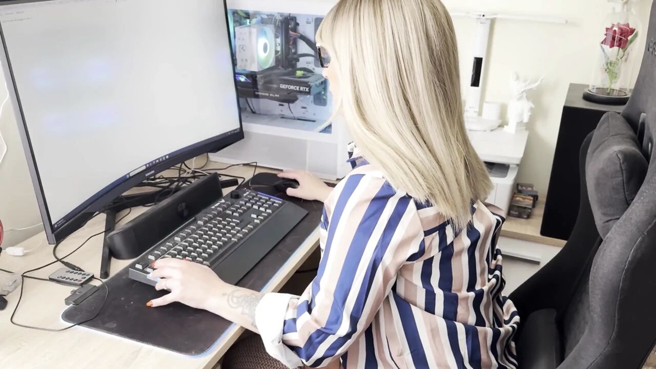 The Secretary Takes a Break in the Office and Starts Masturbating.