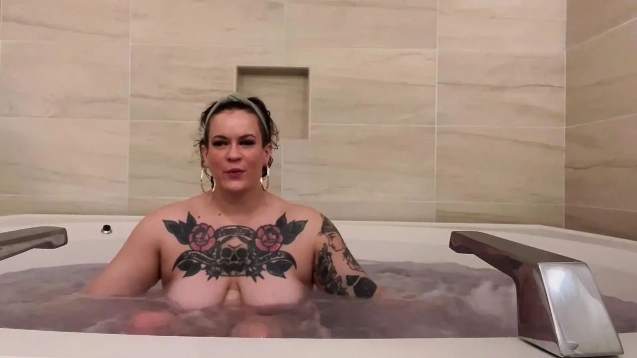 Tattooed PAWG Plays in the Tub and Vapes