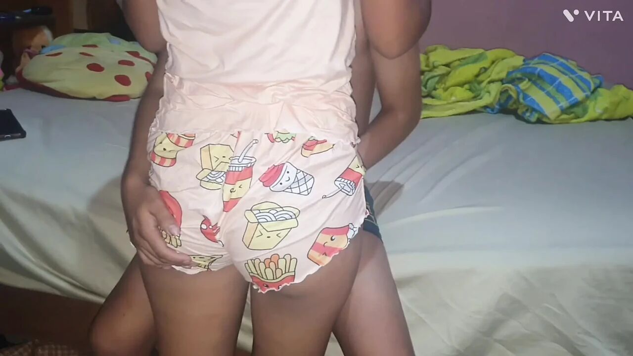 Estaba solita en su habitacion y aproveche para meterme