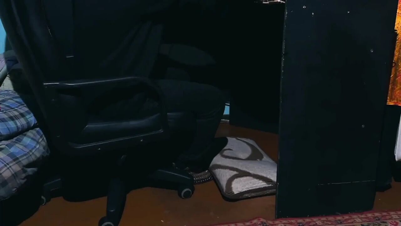 I couldn't stop getting under my stepbrother's desk and sucking him off