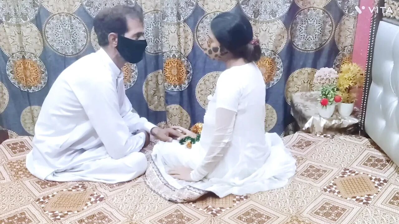 Shadi wali Raat Beautiful Indian Desi Girl ka Ashiq room mai a gya aur khub Churai kari Best Xxxxx Sex Hindi Dirty Talk