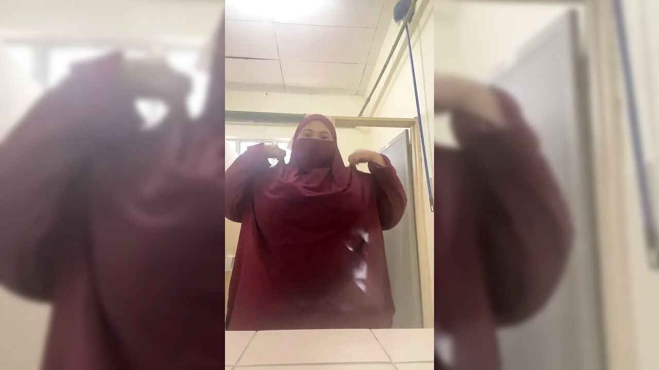 Naughty ustazah in toilet