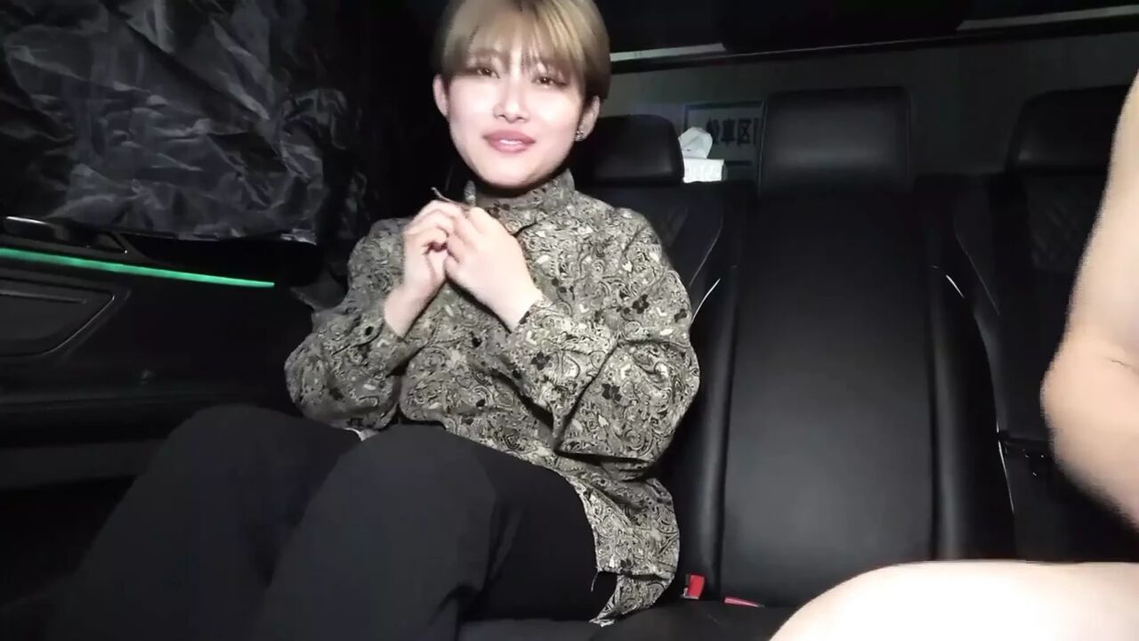 Asian gal blowjob in a car