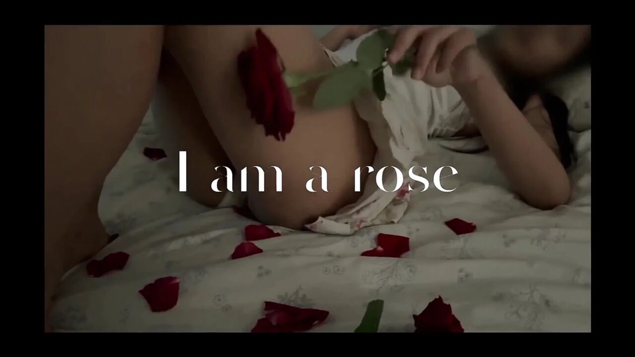 A Slender-waisted Woman Is Masturbating on the Bed