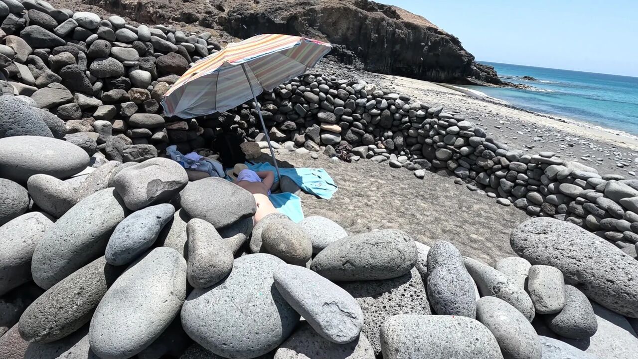 He Saw a Naked Girl on the Beach and Started Jerking off