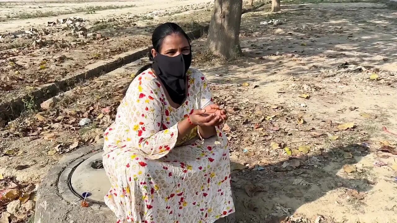 Ek admine ek garib ladki ko choda uska faida uthaya