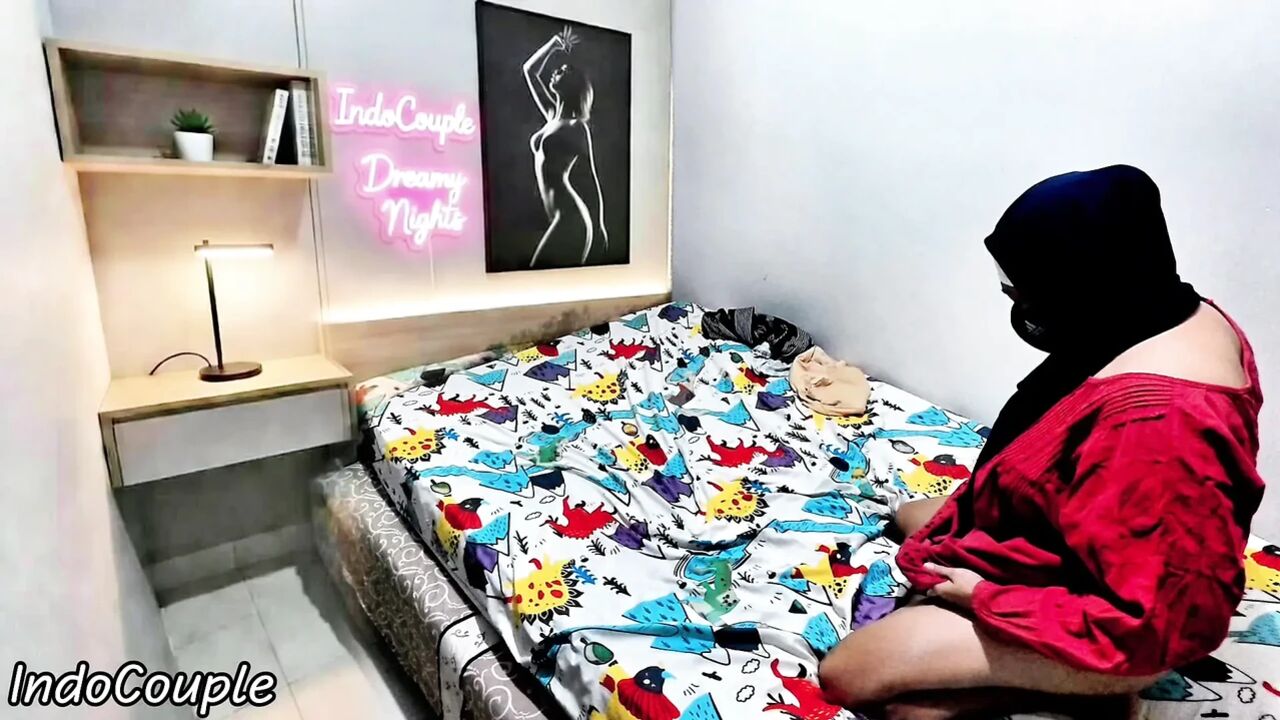 Aku mergoki adik berhijabku lagi bosan di kamarnya aku muasin dia dengan senang hati .crot di dalam memeknya