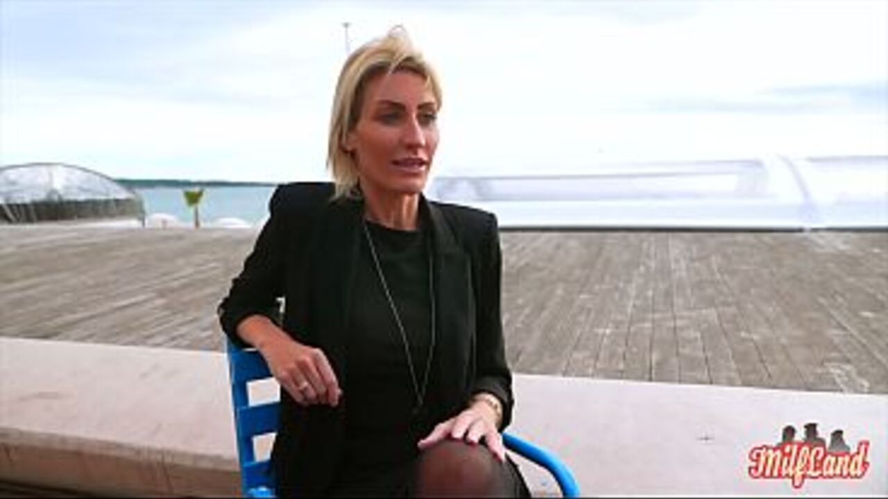 Anouk, an elegant woman, is looking for a well-veined cock.