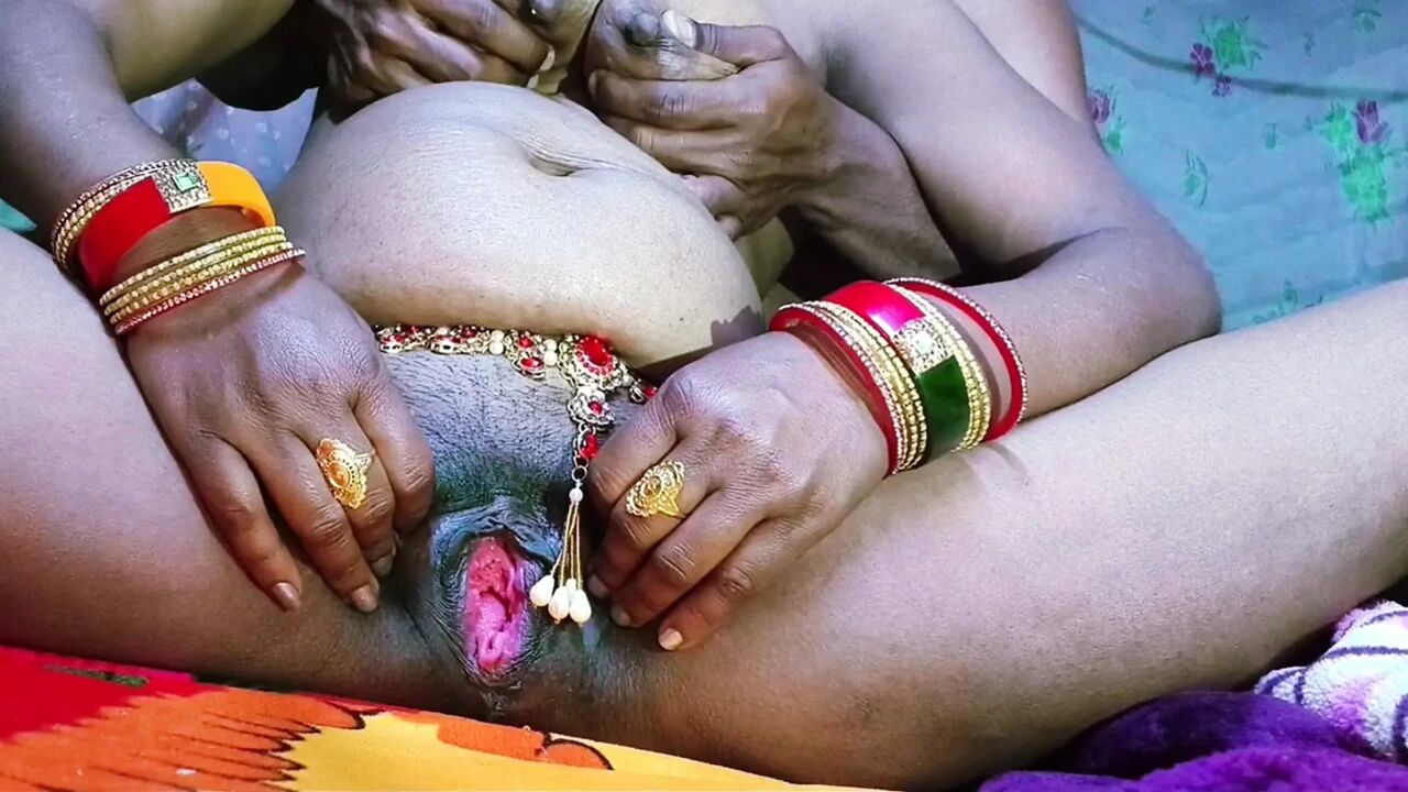 Pregnant suman bhabhi ke chut me bhaiya hanth ghussa ke paani nikal diya.hot jawan aunty ko boyfriend ne Dogg style me but pela.