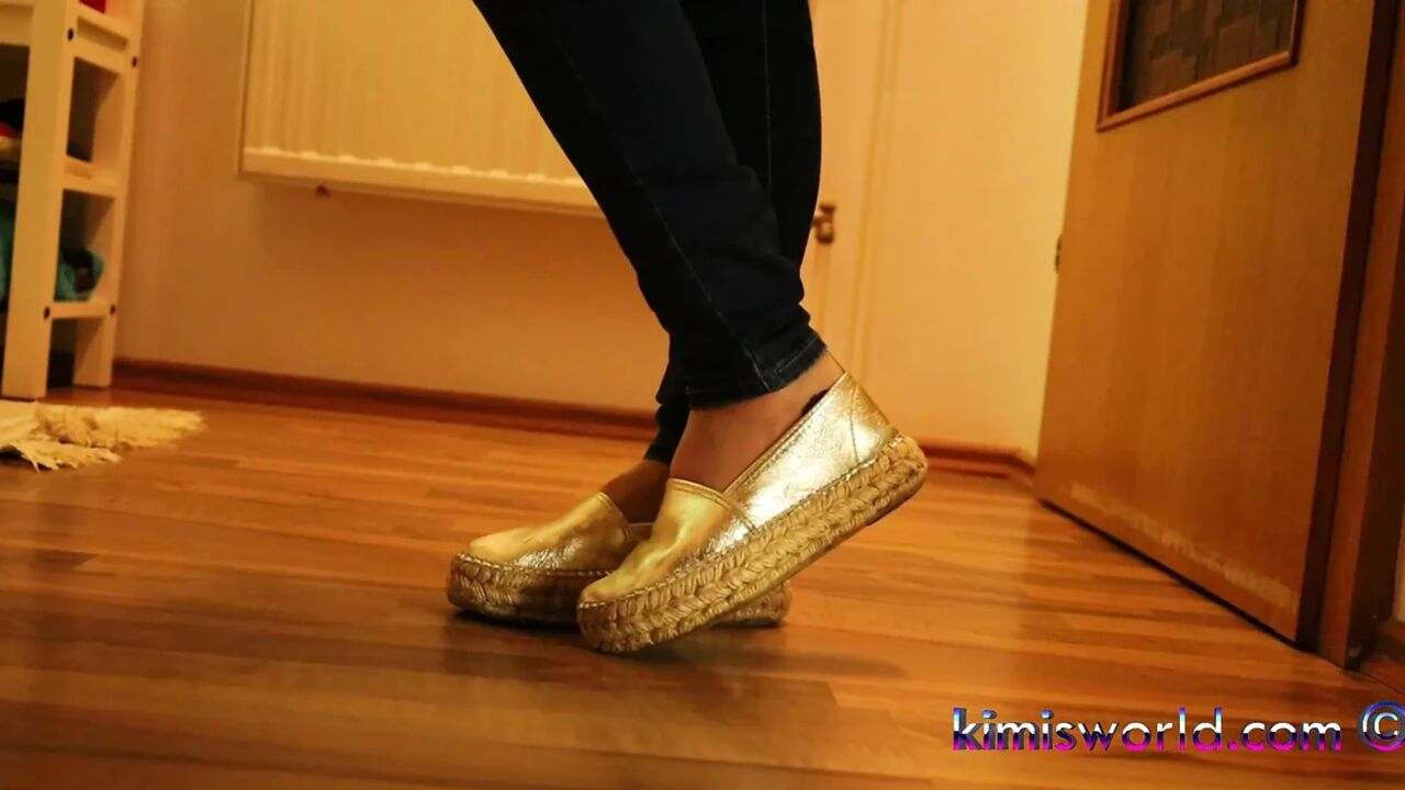 Dangling Temptation - Espadrilles & Wooden Sandals Footplay