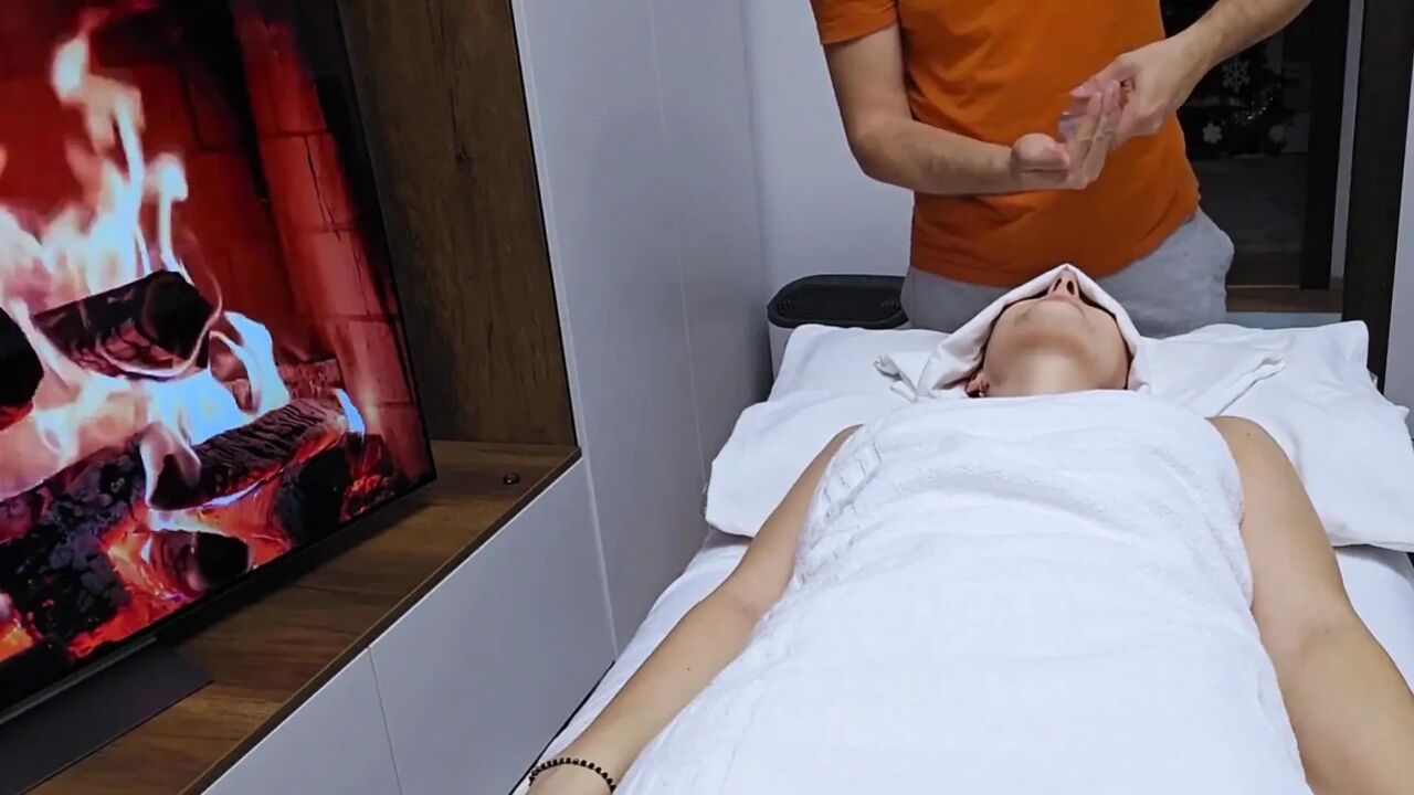 Masseur Filled Her Pussy Instead Normal Massage