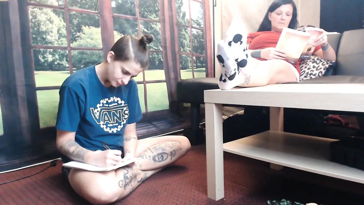 Can't resist her barefeet