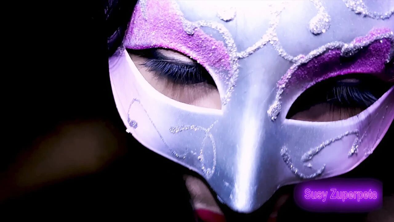 A sensual blowjob from a Latina is very sexy sucks the cock and receives cum in her mouth.