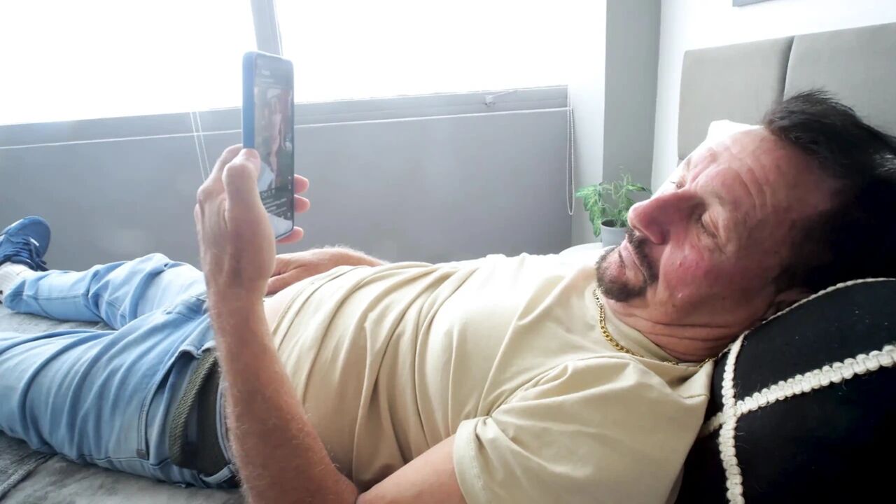 The Naughty Old Man Didn't Warm up and Came Inside the Porn Actress's Pussy