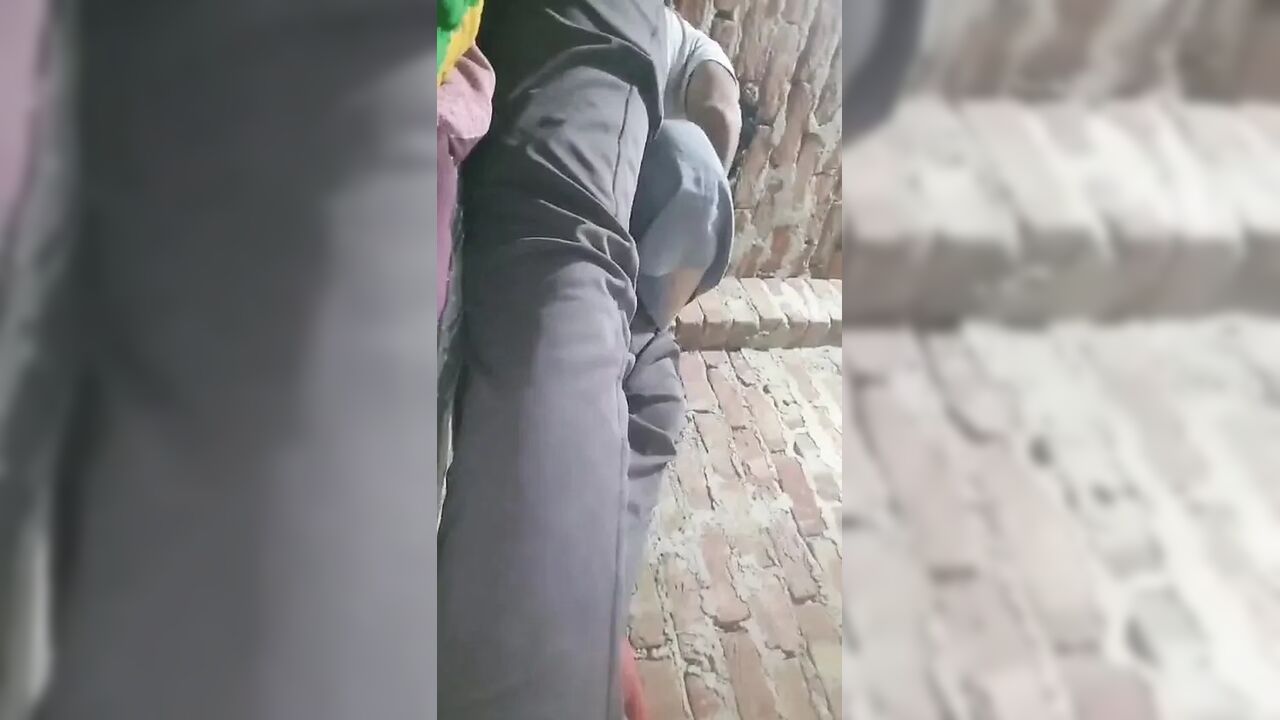 Desi indian ne apni soteli ko akele rat me choda ne kha ye galat hai muje mat chodo koi dekh lenga ki choti chut