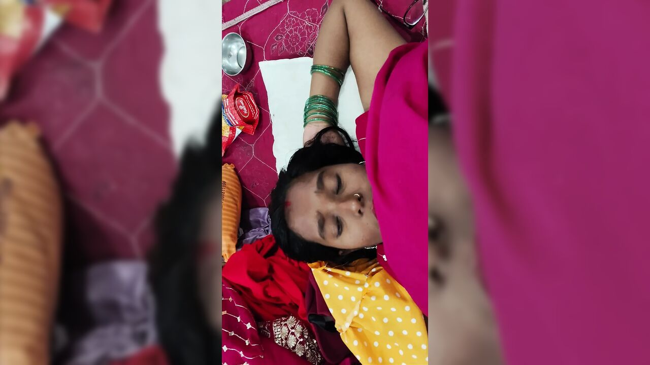 Pyasi bhabhi - Hot desi gav ki ladki aapne boyfriend ke sath sex kar rahi he, bhabhi pregnant he aaur bhabhi ka Pati bahar kamane gaya he.