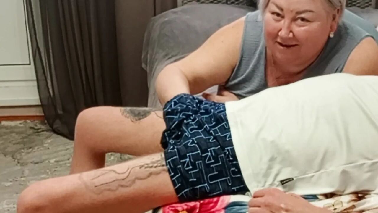 Stepmom gives blowjob to enjoy hot cum