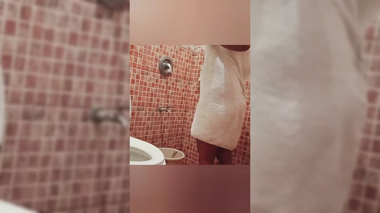 Maliligo na sana ako ng pumasok si BF sa batroom.