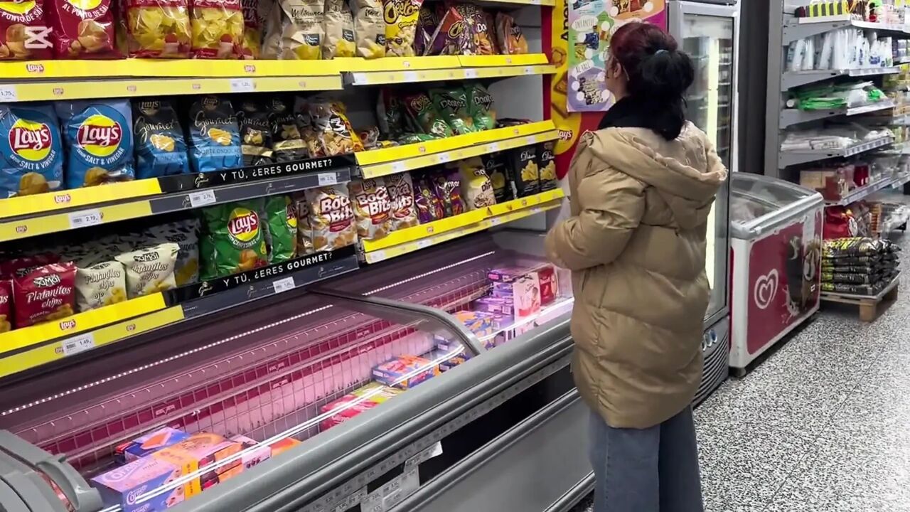 The Girl at the Supermarket Grabs My Dick and Ends up Inviting Me to Watch a Movie, I End up Fucking Her Hard.