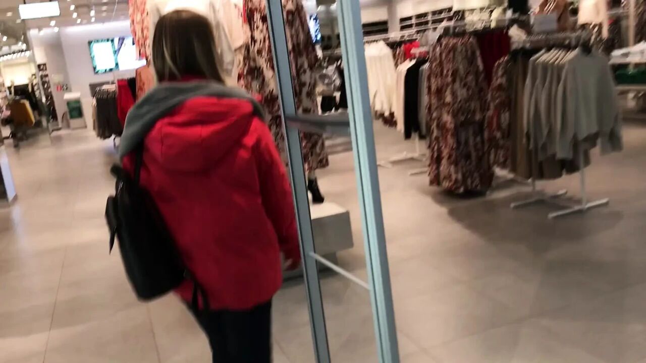 Sneaky Changing Room BJ – Amateur Girl Sucks Cock in Clothing Store RAW