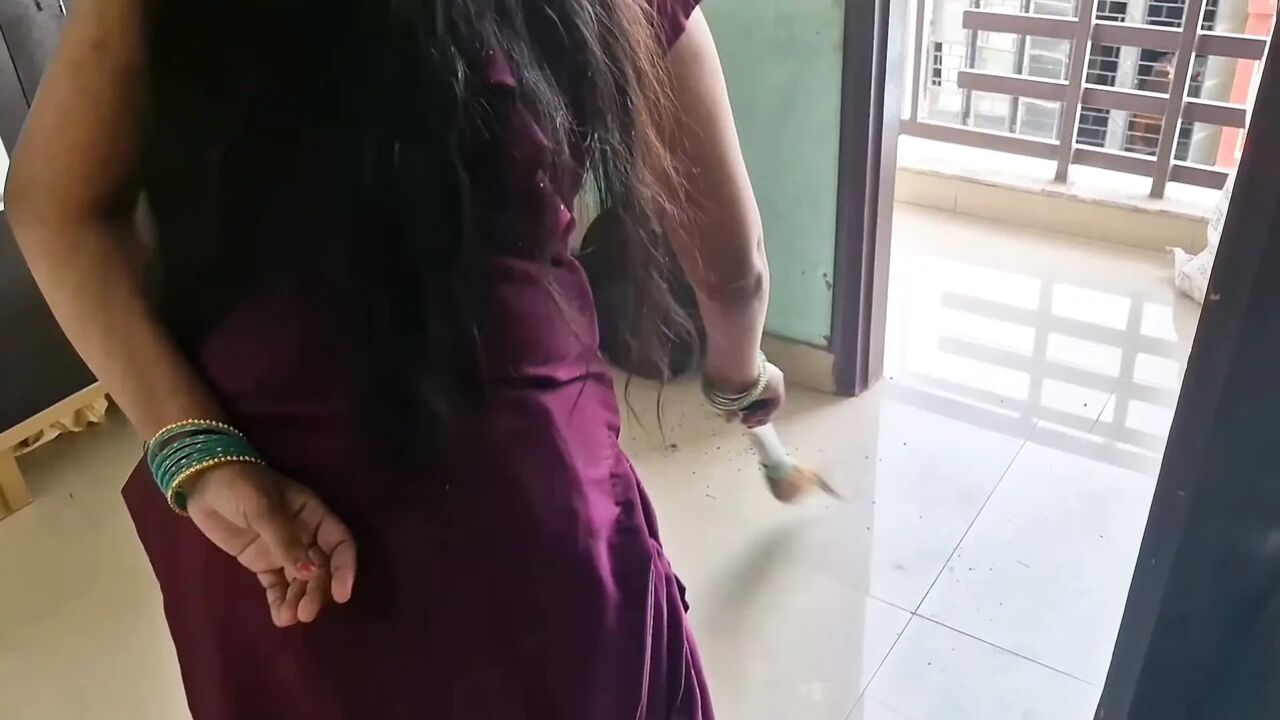 Sauteli mummy jhadu lga rhi thi, piche se jaake pel diya