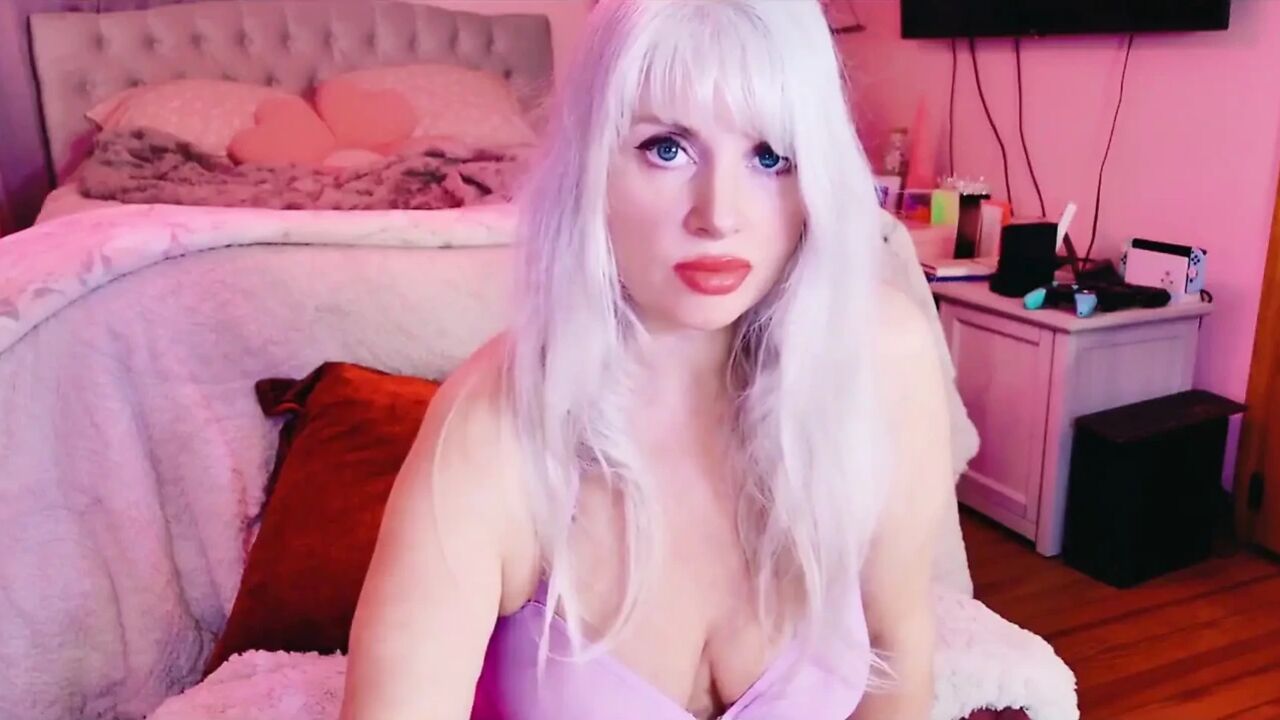 Mature Blonde Masturbates