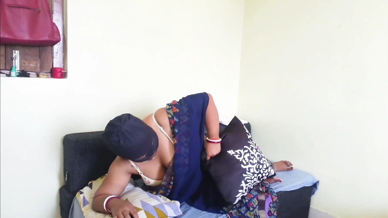 Desi Makan Malkin Seduces Her Naughty Teenage Servant for the Hardcore Sex