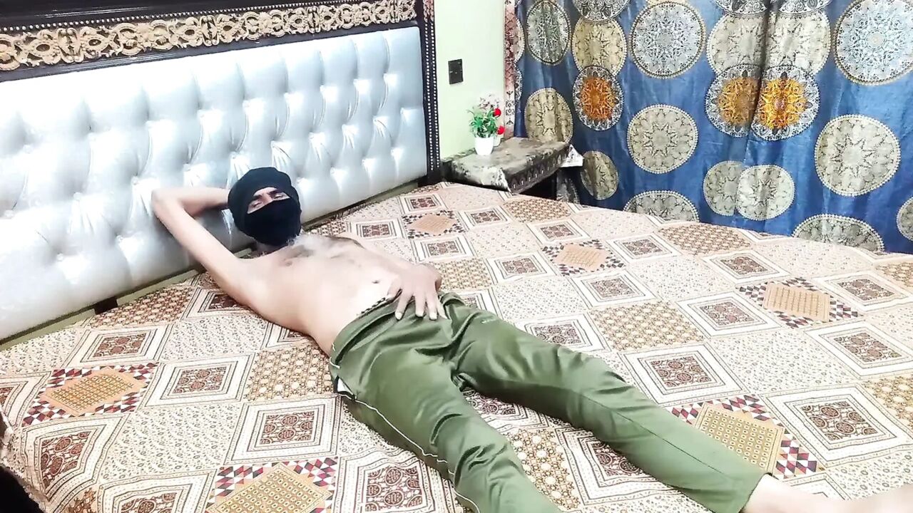 Devar Muth Mar raha tha Bhabhi g ny Lund mu mai ly k Devar ka Pani nikal diya