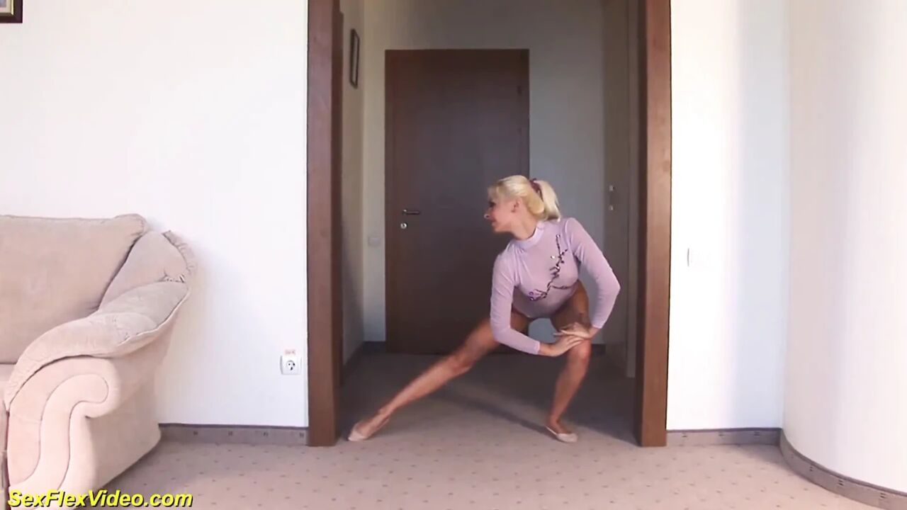 Beauty long leg ballerina toying her flexible pussy