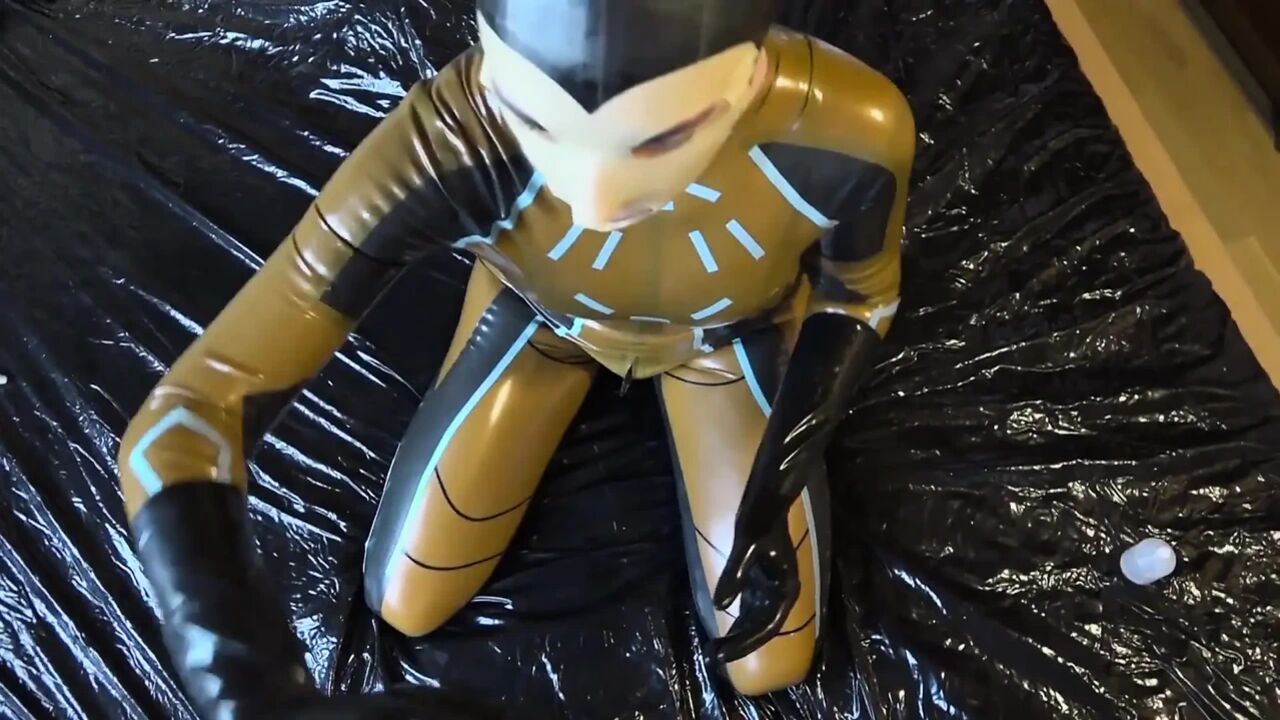 Latex Danielle try make cum to latex mask face