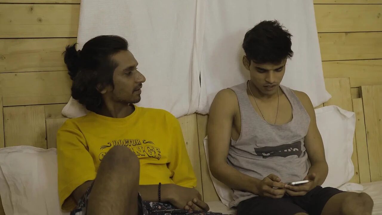 TWO FREINDS FUCKED THEIR SEXY HOT BEST FREIND IN THEIR HOSTEL ROOM, HARDCORE THREESOME