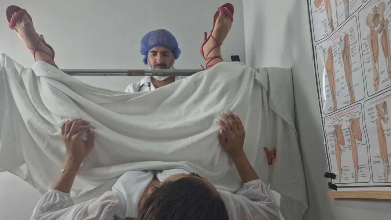 Noivo Leva Sua Noiva Ao Medico Que O Faz Uma Exame Ginecologico!