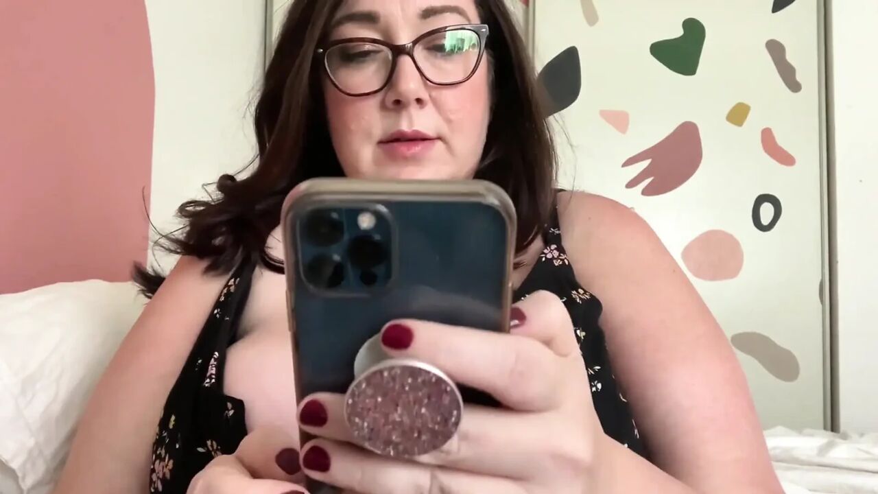 Stepmom gives you a dick rating
