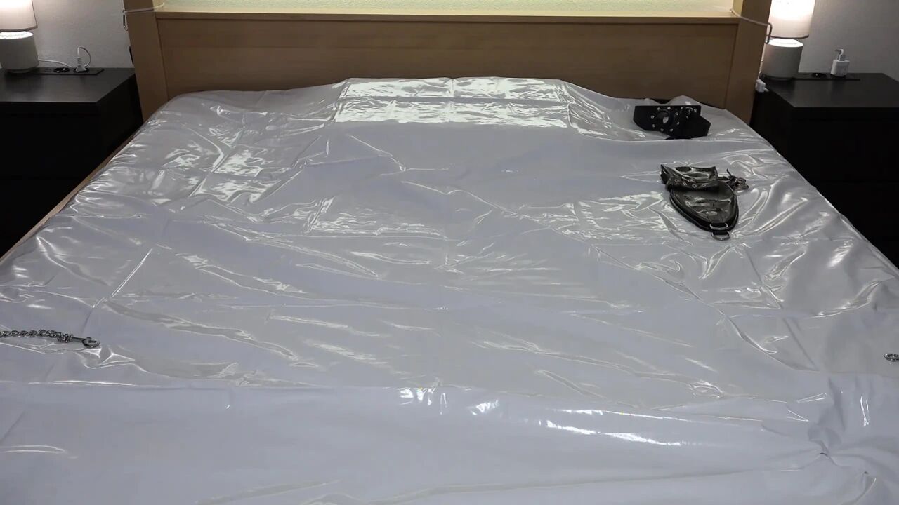 It's Time to Feed Sperm in a Latex Castsuite with a Latex Mask, the Slave Really Enjoyed It!