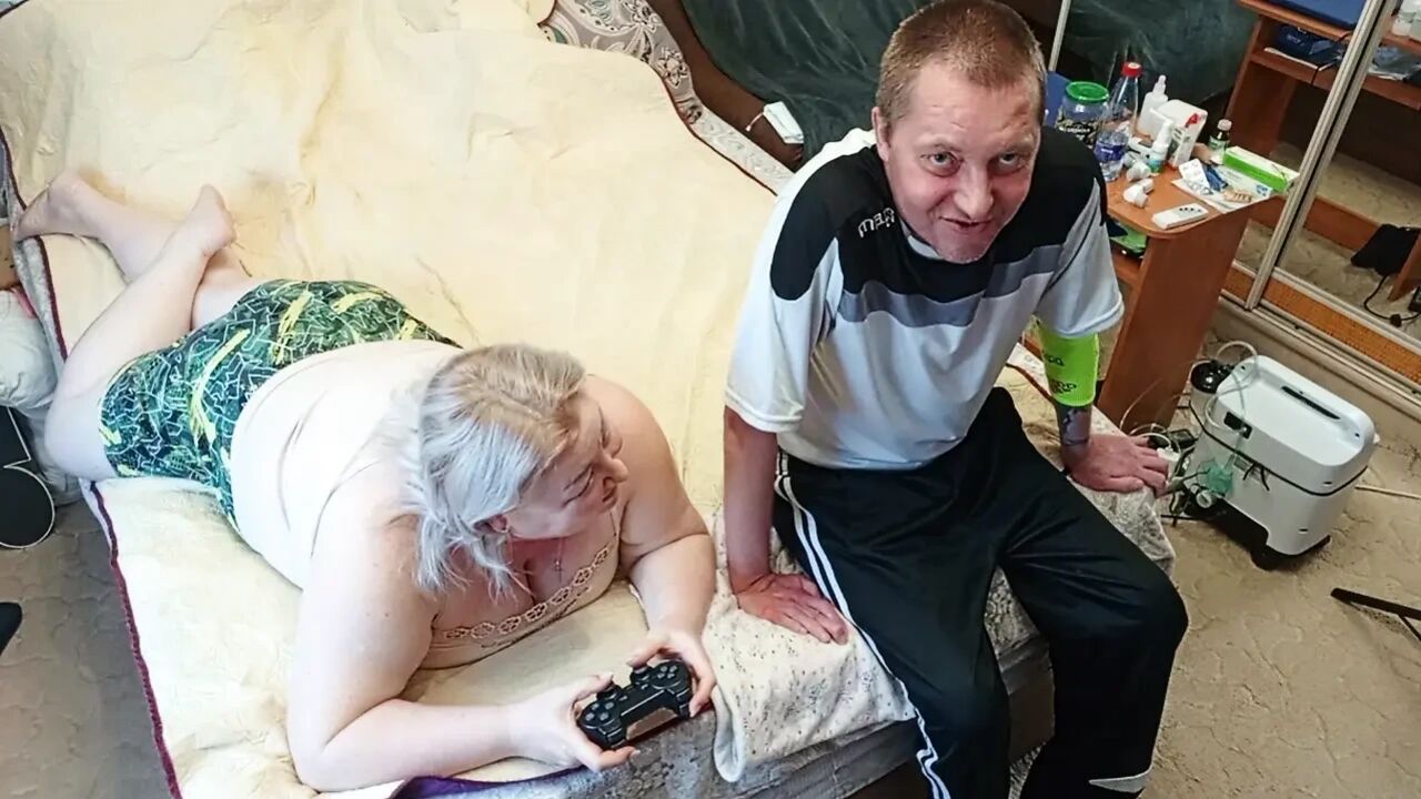 the game of the console ended with a blowjob from the stepmom with swallowing sperm