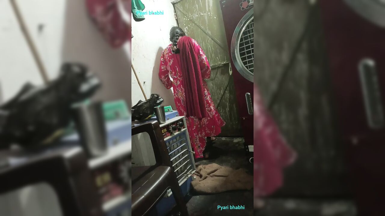Bhabhi Devar Ke Ladn Ke Pani Nikali Hand Se Raat Ko Ghar Pe Akele Ake Hindi Audio Desi Handjob, Handjob