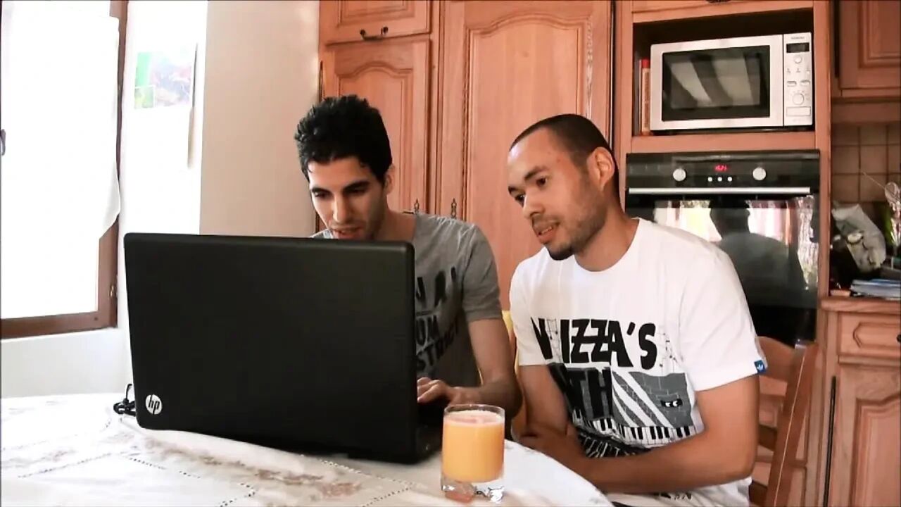 Two Young Men Meet a Mature Woman Online and Have Sex with Her in the Living Room