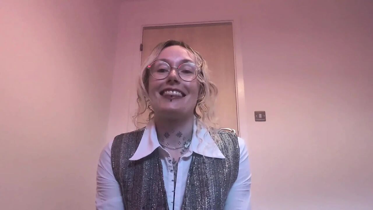 Sexy Realtor Desperate to Make the Sale