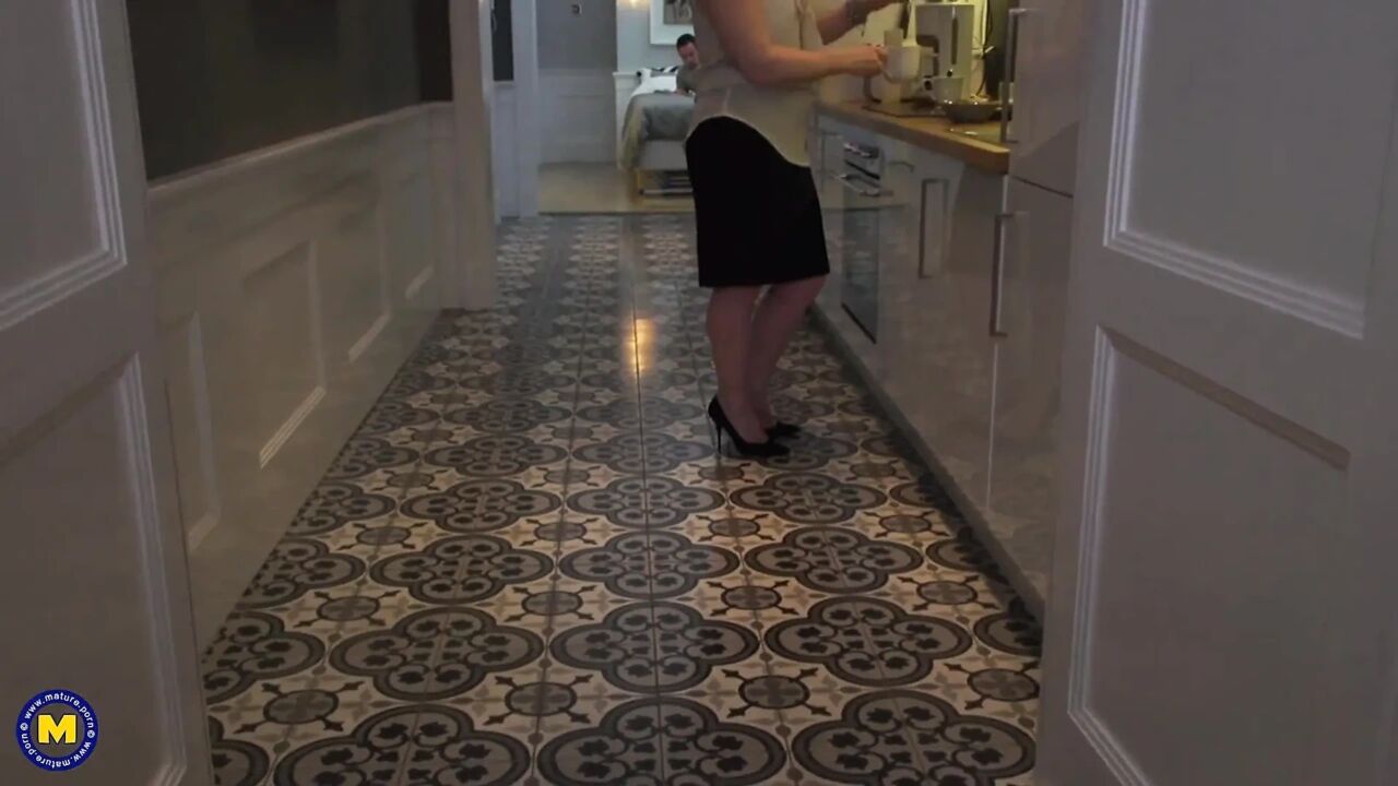 Hairy big ass mature gets smashed in her wet pussy