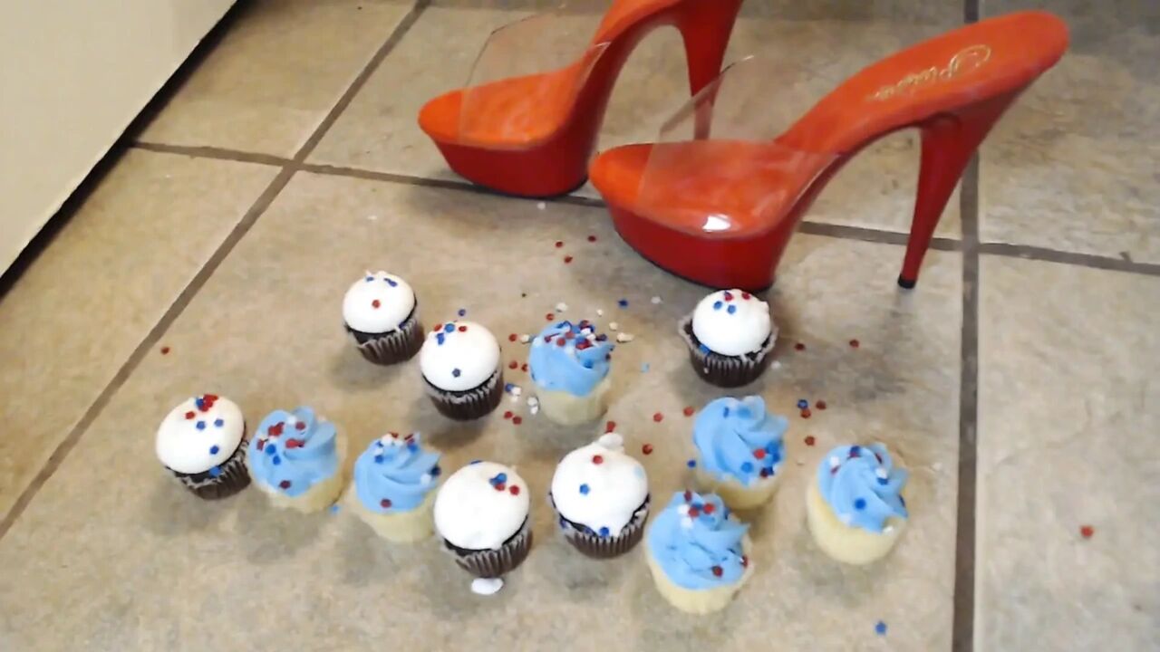 Compressing mini cupcakes stilettos