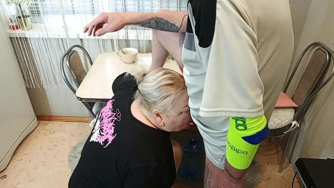 in the afternoon, I fuck my neighbor in the mouth in the kitchen and cum