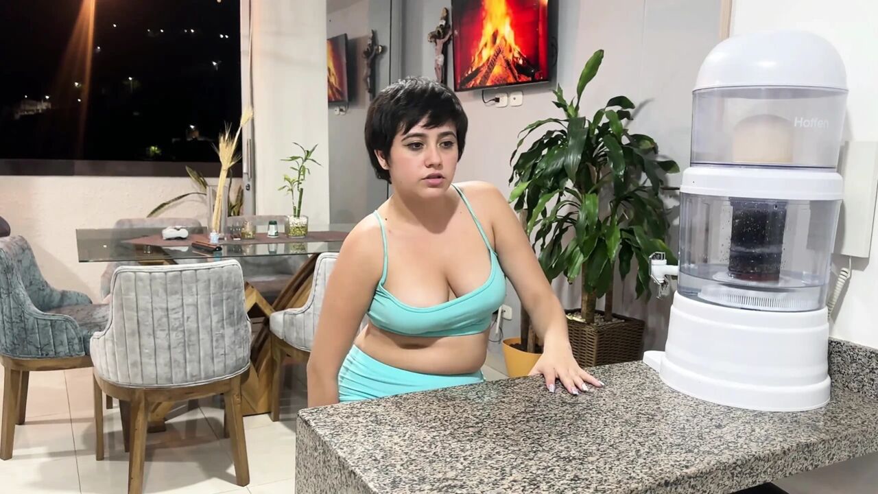 Mi Hermanastra Queda Atorada En La Lavadora, Me Pongo Caliente Viendo Su Rico Culo Y Termino Metiendole Mi Rica Verga.