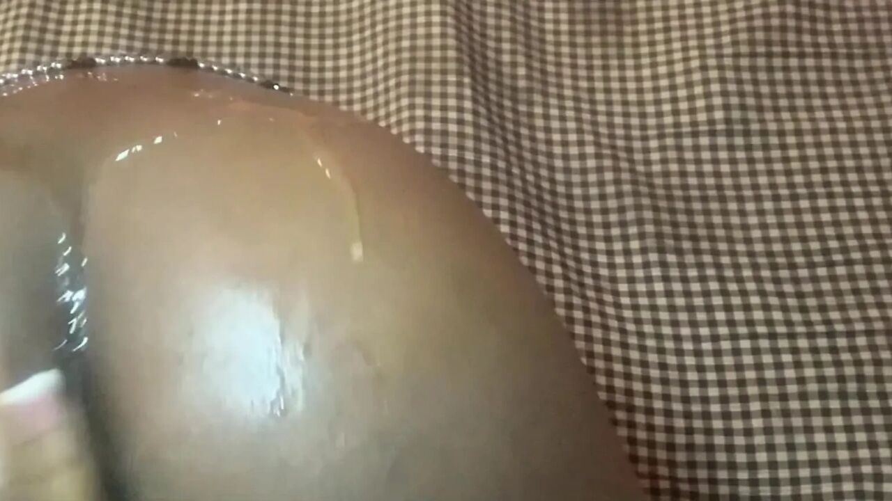 Hot petite babe shaking her hot oiled ass and massaging it
